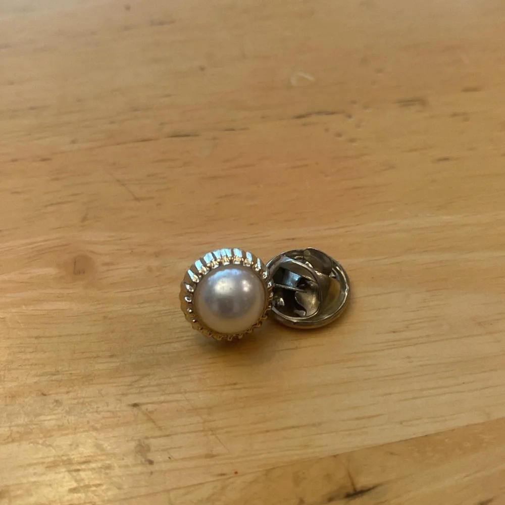Small faux pearl in gold tone trim brooch. Use on scarf, lapel or tie.